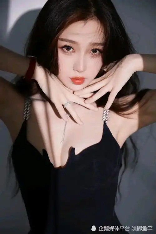 27岁小花虞书欣,深v吊带裙大秀事业线,吊打韩系女爱豆!-腾讯新闻