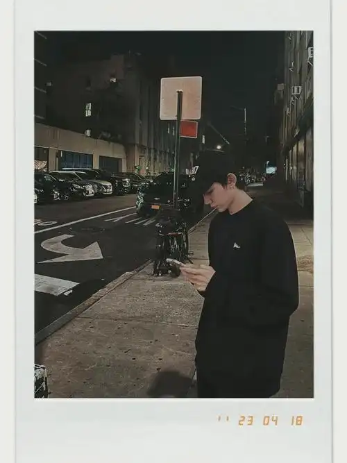 网友在伯克利偶遇王源,大衣,白色棒球帽,大帅哥背影都是帅的