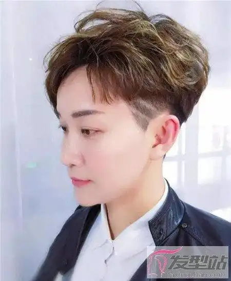 总攻范儿十足的一款偏分油头短发,两边铲青得干净利落的,质感的发丝