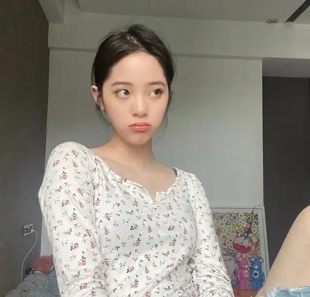 欧阳娜娜素颜晒自拍,黑眼圈凸显肌肤细腻,真实演绎邻家女孩范!