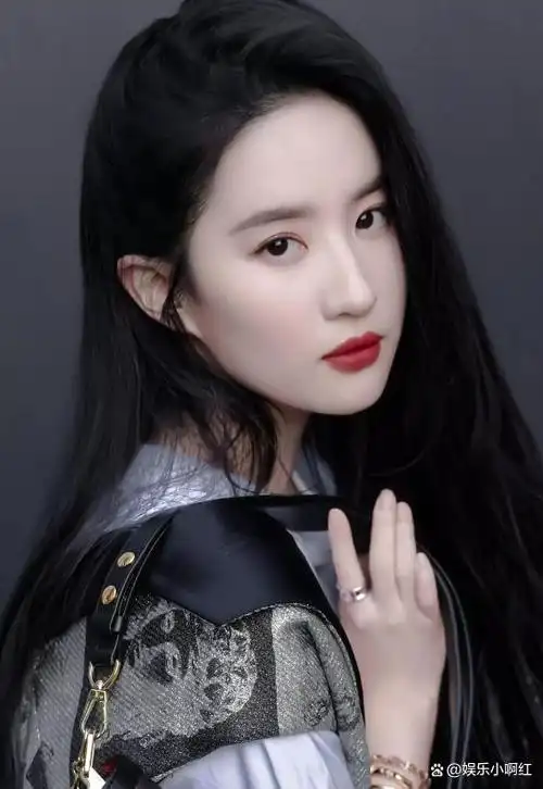 被拽头发,在身上乱画,遭霸凌的刘亦菲,是怎么走出阴影的?