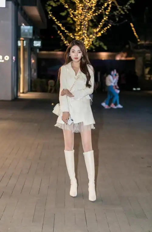 美女们都爱穿裙子,充满时髦甜美的气息,看得出来品位很重要