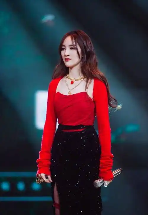 孟佳晒新歌封面,半裸上身,纤细时尚,不愧是小野马泫雅的闺蜜!