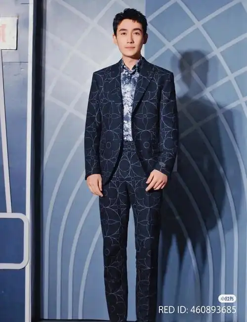 完美的五官完美的人品完美的身材比例,朱一龙就是美好的代名词.