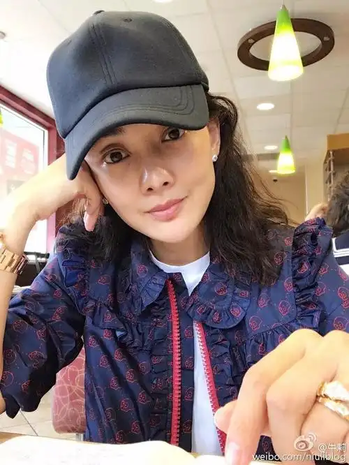 45岁的牛莉大秀长腿马甲线!谁还敢说中年妇女很肥腻?