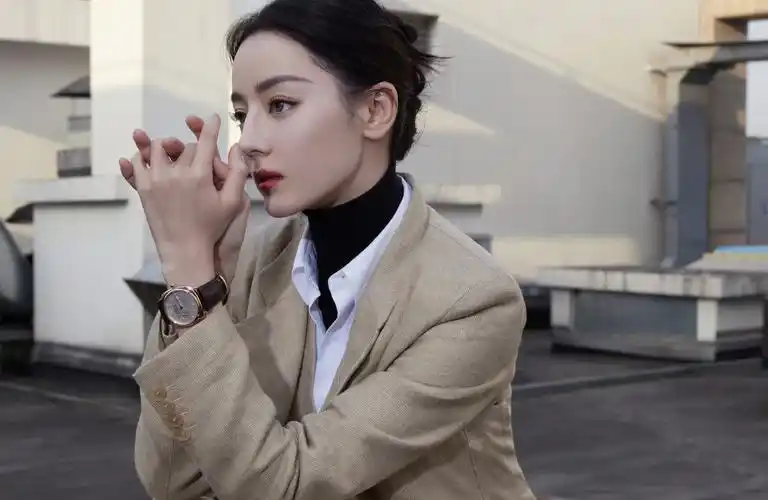 迪丽热巴最新造型 素色西装飒美女霸总