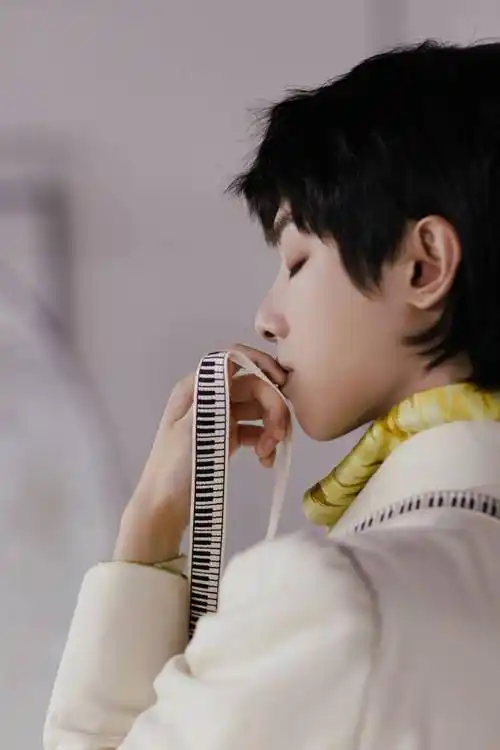 华晨宇出道九周年音乐会造型写真释出 黑衣王子高冷帅气有型_华晨宇