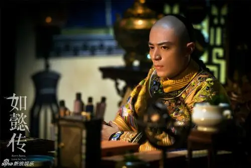 《如懿传》片场照,霍建华穿龙袍下车,自己打伞,无需伺候,私下毫无皇上