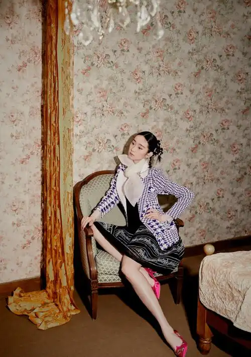 张艺凡氛围大片释出印花西装配编发造型名门泽佳效果复古高级