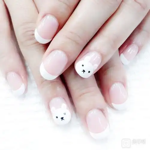圆形白色法式手绘可爱兔子白色系美甲萌兔美甲美甲图片