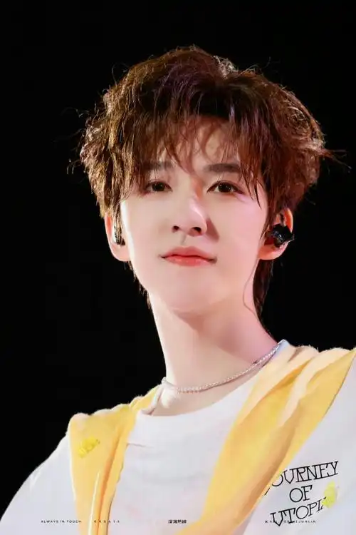 冬天快乐,生日快乐,新年快乐,天天快乐"贺峻霖要大家不止生日快乐,是