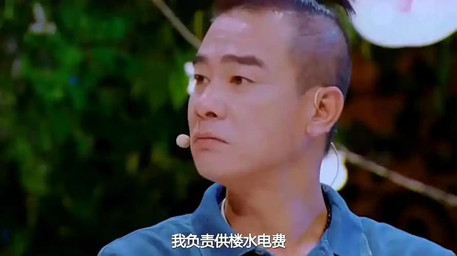 52岁陈小春又当爸,演唱会上官宣生二胎,小15岁娇妻竟然是黑粉?