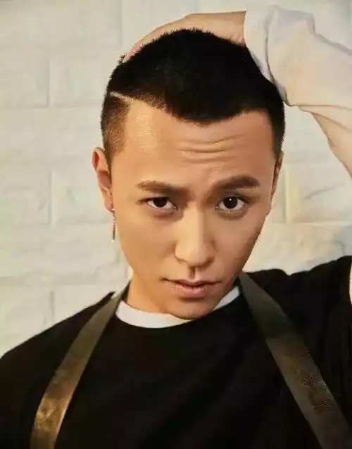 ▼谈到寸头,就要回溯到1960年代「光头党」,当时成员穿衣风格随着时代