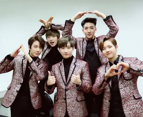 13日官推更新日本巡演东京站结束后b1a4后台合照,五人五色pose,用两只