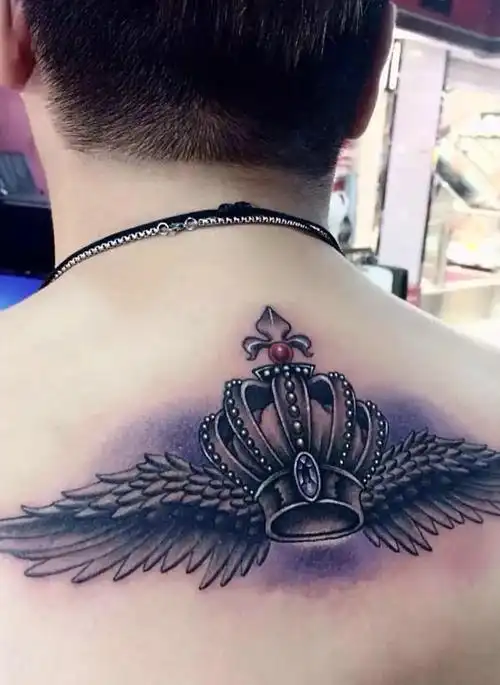 后背帅气的皇冠翅膀纹身图案