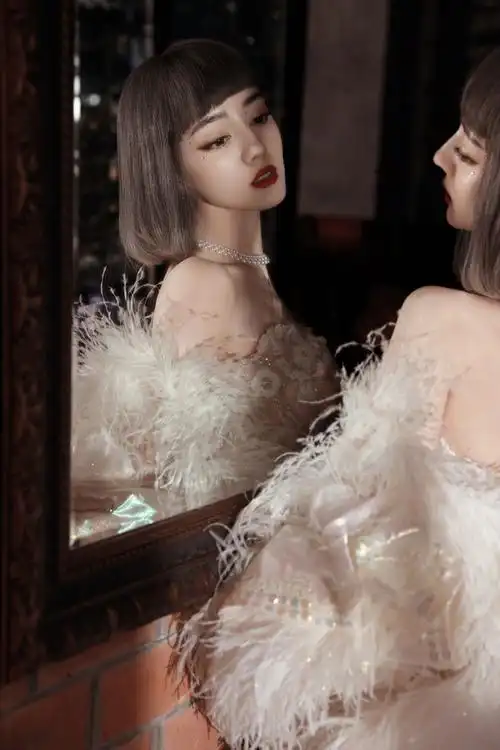 迪丽热巴复古波波头##微博之夜红毯##迪丽热巴复古波波头羽毛披风