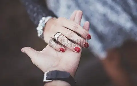 开车握手情侣图片大全,求几张情侣牵手只照到