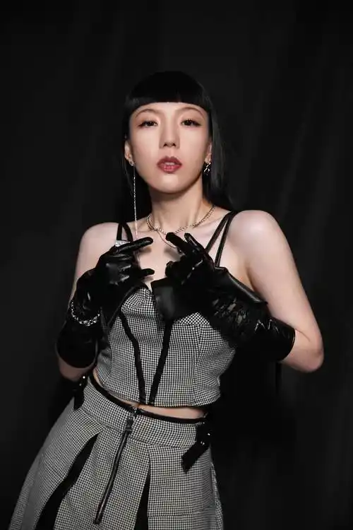 从歌手起跑线再出发的吴莫愁在分享20岁到29岁的成长历程之外,用更加