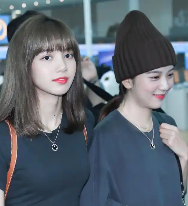 lisa和jisoo外出被拍 二人牵手如青春偶像剧