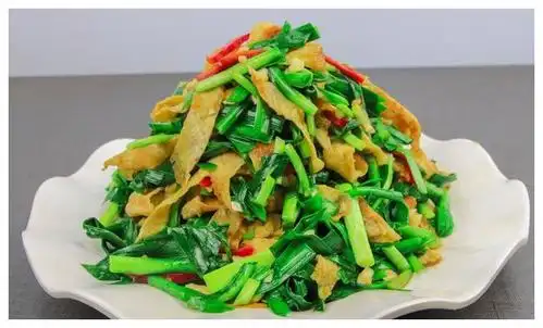 大厨教你做凉拌韭菜鸡蛋皮,韭菜鲜嫩翠绿,鲜香味美又营养