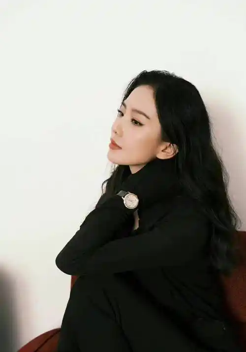 刘诗诗烟熏妆侧颜随拍,all black穿搭好有表现张力,御姐范十足_内容