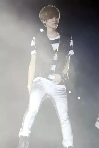 没有鹿晗的好品味,你凭什么学人家跟邮筒合影?