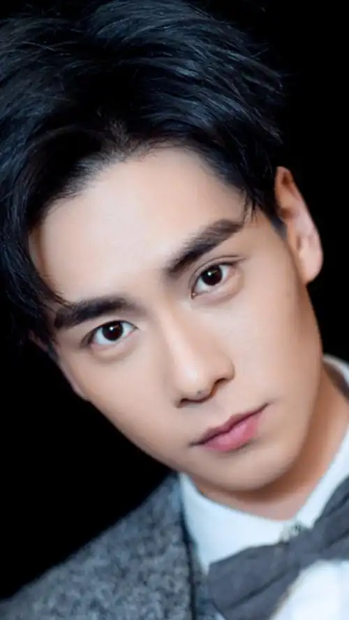 图片中的胡一天身穿灰色西装,脚踩christian louboutin