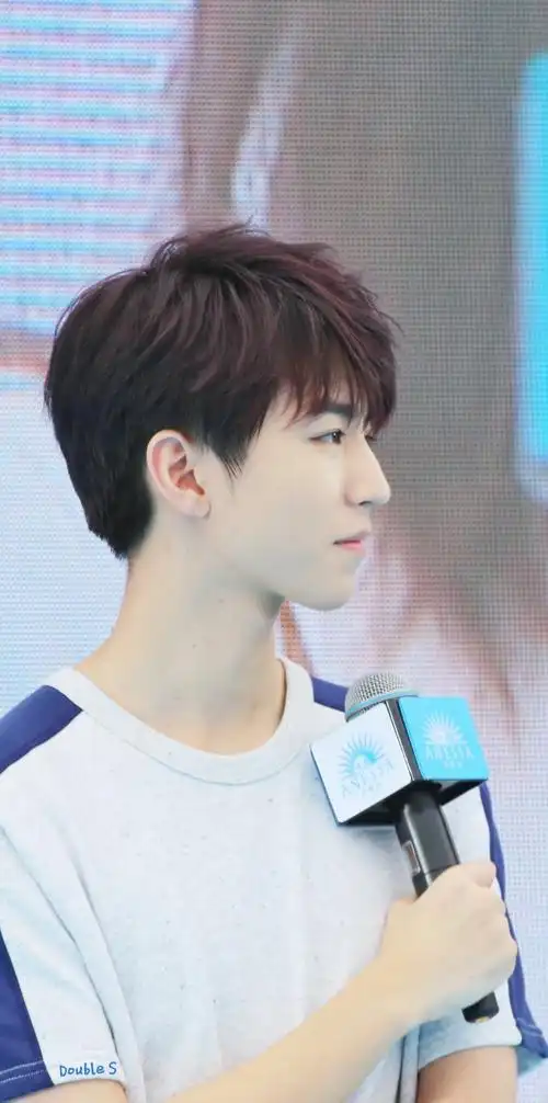 瓜组有黑贴,这才是王俊凯侧脸生图