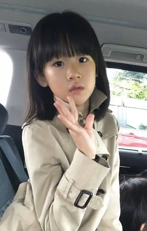 陆毅女儿颜值太高被禁止整容,12岁穿15厘米短裙,腿