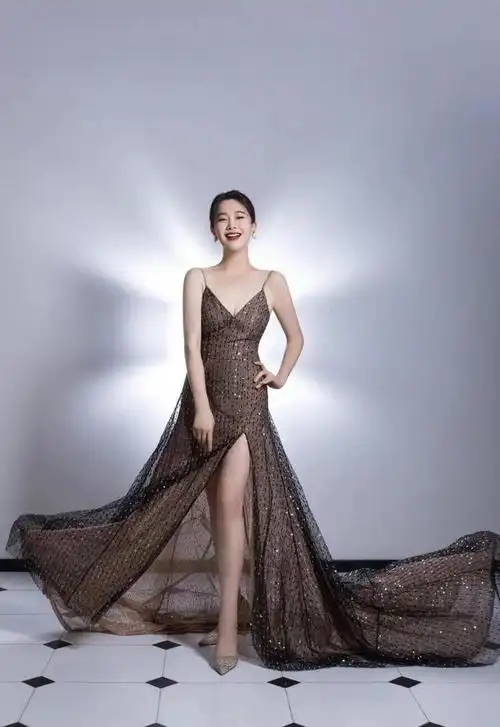 46岁左小青身材真丰腴穿深v蕾丝裙差点撑爆性感又迷人