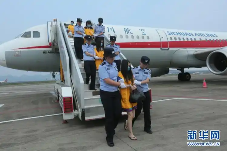 重庆警方打掉特大跨国网络诈骗团伙犯罪嫌疑人被押解回国