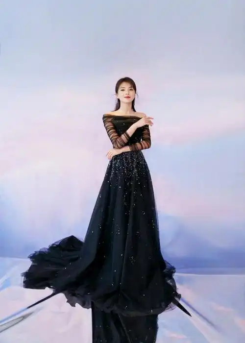 刘涛担任金鹰颁奖典礼主持人,身穿黑色星空礼裙,优雅又不失梦幻
