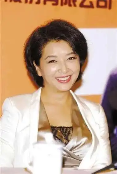 江珊的故事:28岁结婚,36岁离婚,5段感情,与靳东同居5年