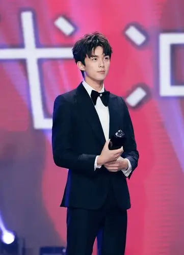 吴磊黑西装亮相时尚活动 台上谦让暖心尽展绅士风度