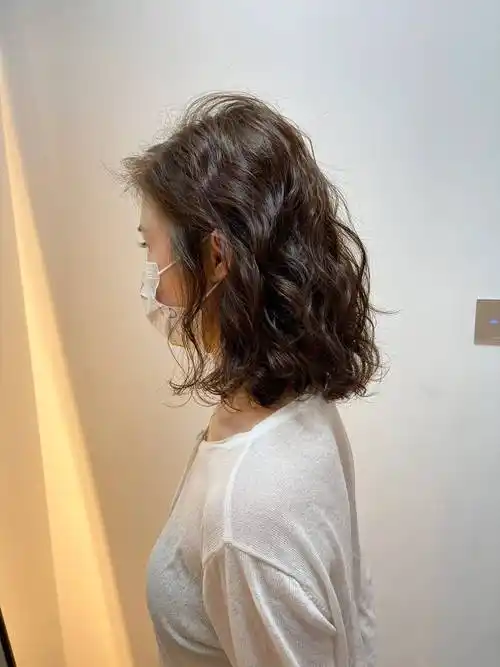 长发烫个满头卷,卷度别太小,中大卷更自然,蓬松不