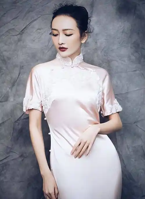 这次王鸥的民国风格旗袍造型,不仅让人们看到了她的时尚品味,更展示了