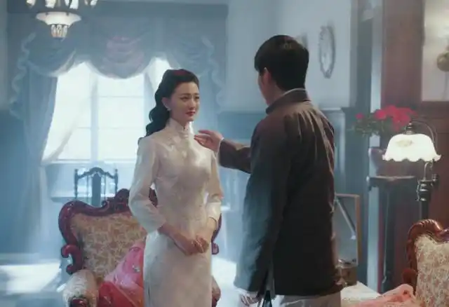 徐璐玩转国潮,"旗袍上衣 短裙"俏皮灵动,"漫画腿"好不真实