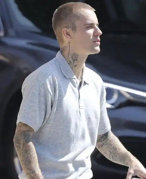 颜值回归贾斯汀比伯终于不再乱穿衣寸头形象重回奶油小生