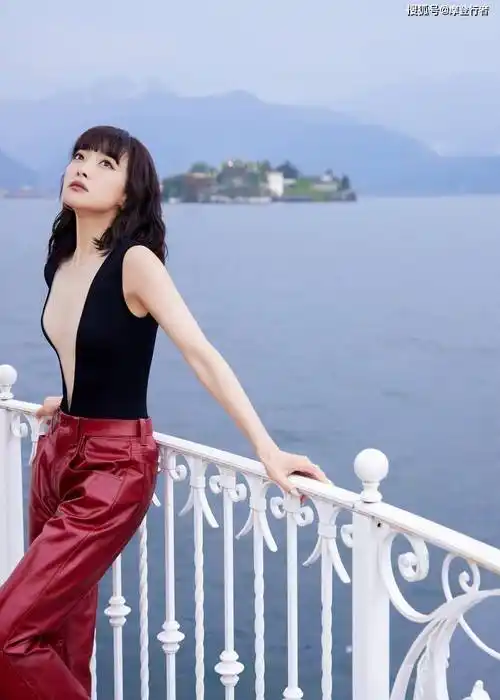 宋茜意大利米兰时装周,身穿一套黑红色的造型,惊艳了众人的眼球-爱