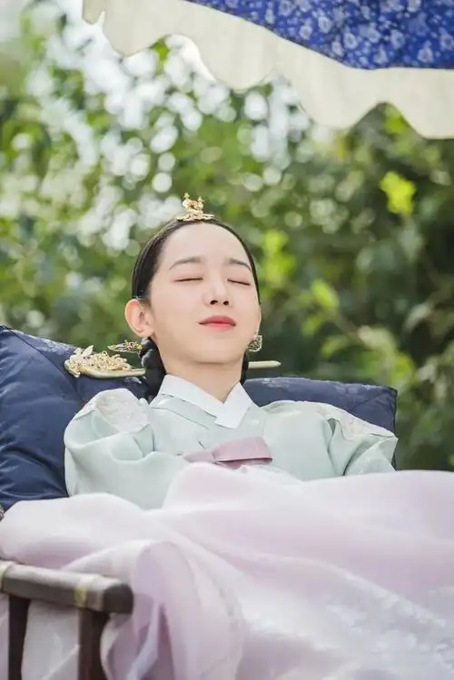 经常出演气质艺术家角色的申惠善,今次竟然抛开女神包袱,扮演"中殿