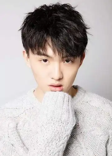 他7岁出道,出演50多部作品,曾经不温不火,如今帅到不敢认|童星|郑伟