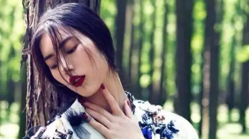 大表姐刘雯走秀引争议脸凹瘦成皮包骨衣服似棕熊