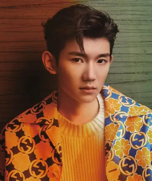 王源挑战"逗号刘海",换对发型变型男,谁还说他比不过千玺?