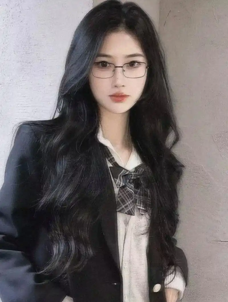 戴眼镜看起来斯斯文文,含情脉脉的jk制服美少女  一个人独自走过了不