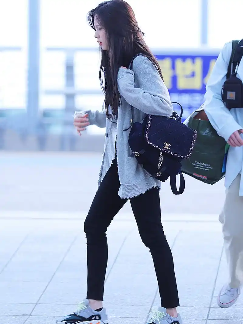 kimjisoo金智秀机场私服 秋冬针织开衫搭配 简单的开衫 黑色紧身裤