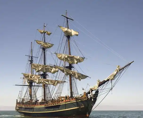 西欧的各个强国掀起了远洋航行的热潮,航海家们驾驶着庞大的木质帆船