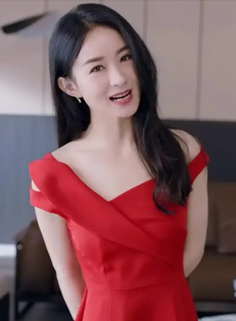 赵丽颖大红色开领连衣裙惊艳又迷人风雅气质魅影无限美!