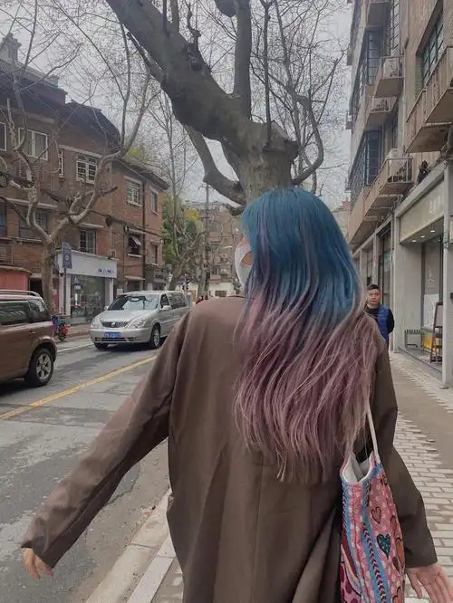 把头发扎起来的话就是蓝色的,放下来就是渐变色分分钟get两种发色