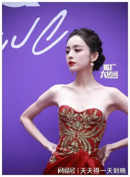 上海这一夜,女明星"瘦"不再吃香,被"膀大腰圆"的张馨予惊艳