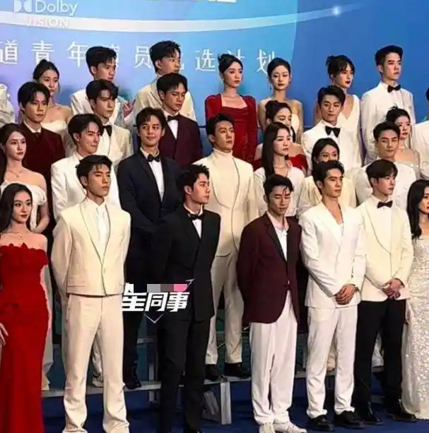 星辰大海演员谢幕大合影,邓超行为引争议,被质疑是在孤立王一博_网友